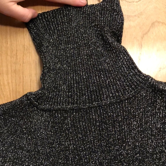 Sparkly turtle neck with no sleeves top - Picture 7 of 8